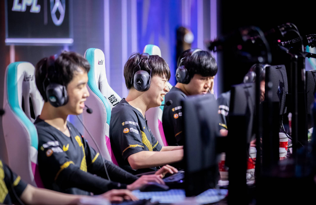 RNG轻取Excel,Caps统治全场 RNG轻取Excel,Caps统治全场