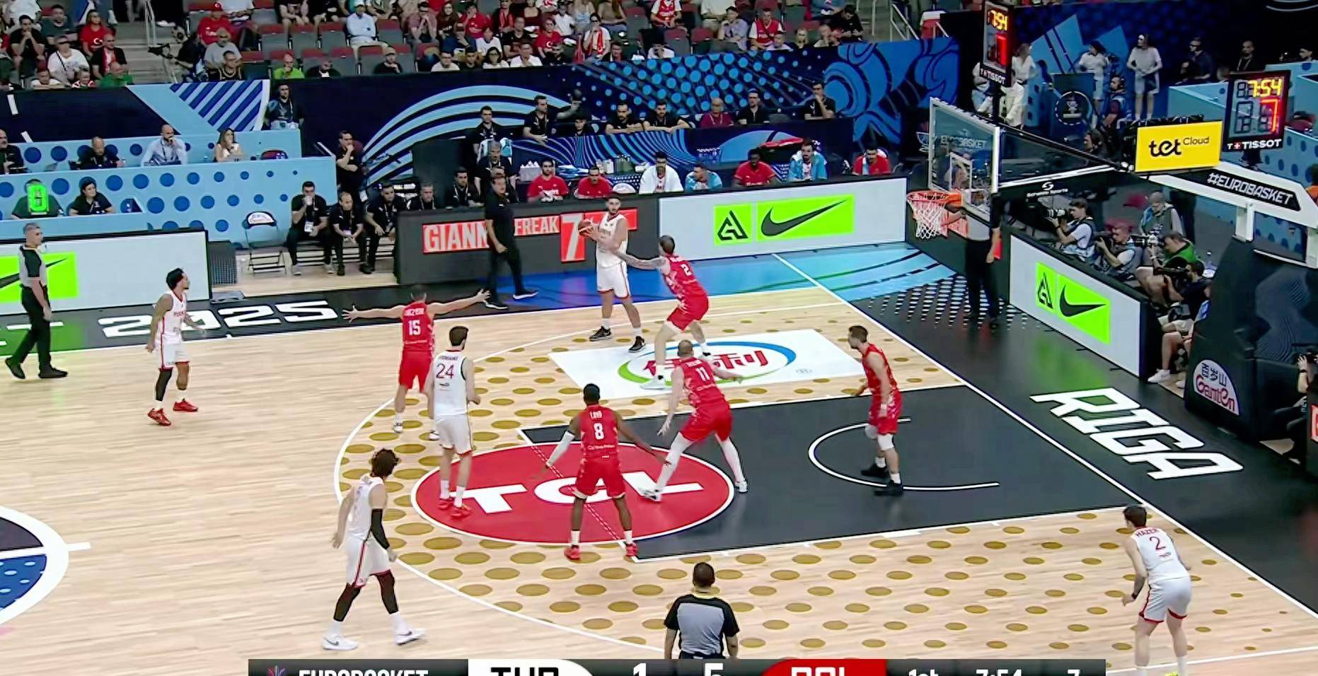 关于掘金碾压波兰男篮，萨姆·米切尔统治全场的信息