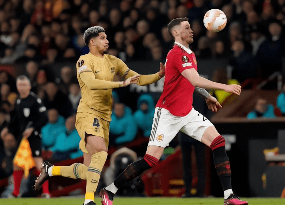 开云体育中国-焦点大战：赛车上演巅峰碰撞