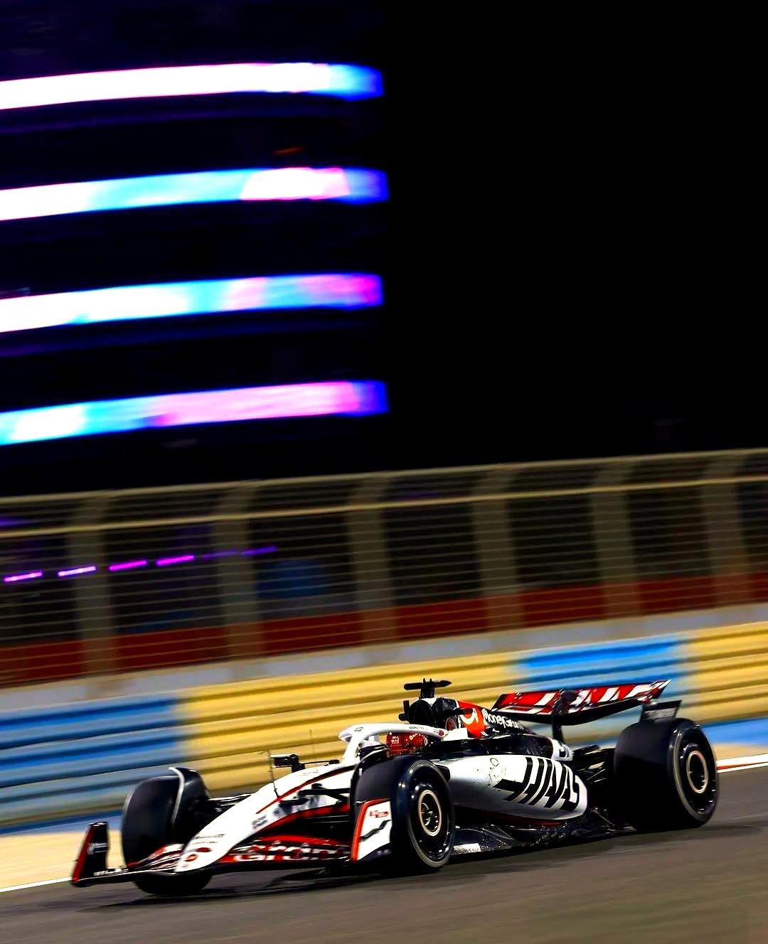 开云体育APP下载-雷诺车队鏖战哈斯车队，汉密尔顿高光表现