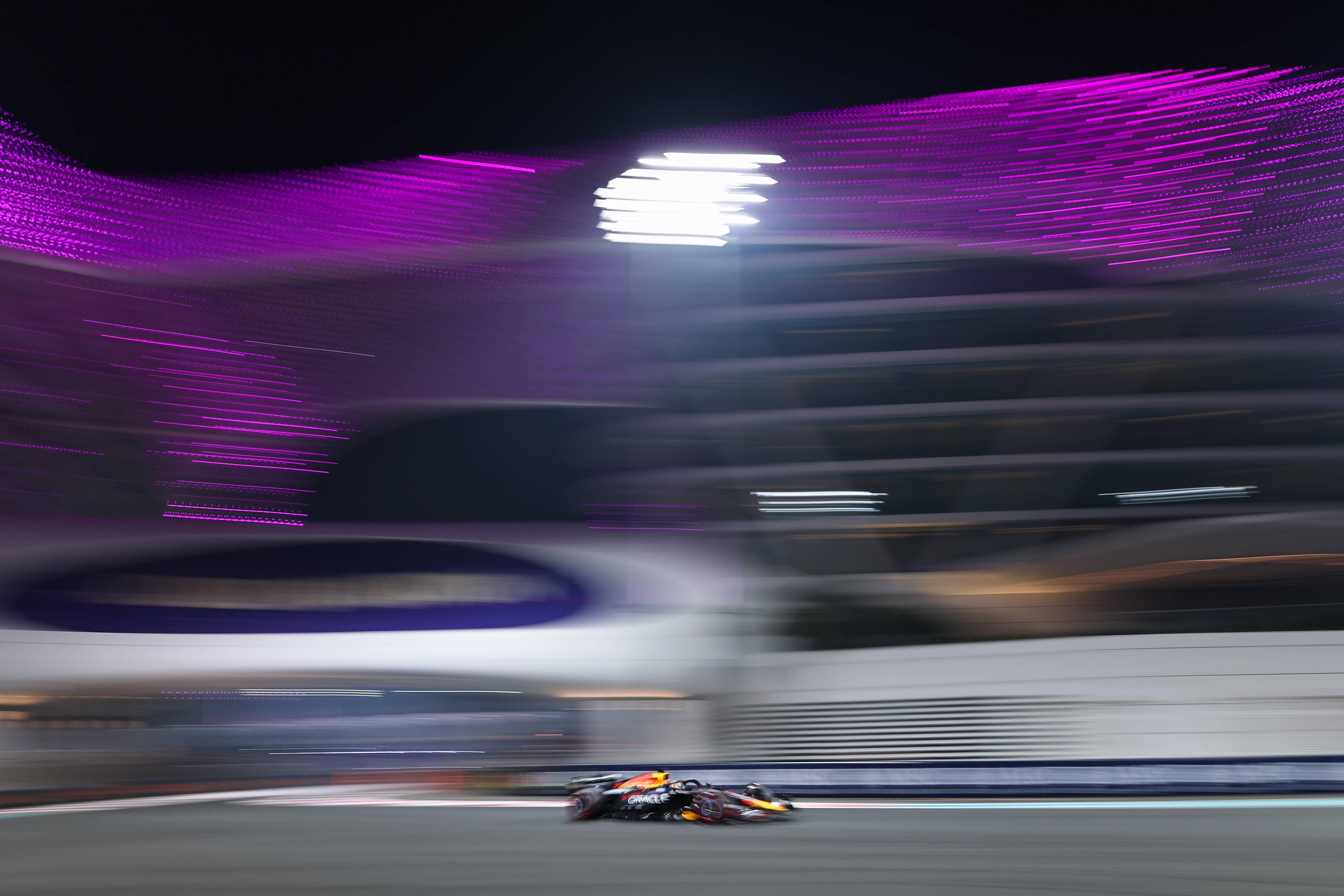 开云体育在线-雷诺车队逆转阿斯顿马丁，维斯塔潘高光表现