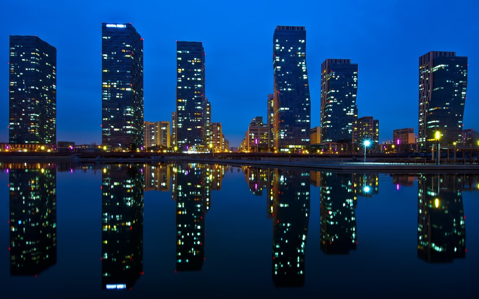 开云体育官网-铁壁与极速，从达拉斯到巴林，两种统治力的跨界诠释